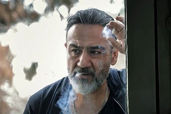 ماجرای عجیب چسباندن گوش مهران غفوریان با چسب توسط کارگردان جنجالی! + فیلم